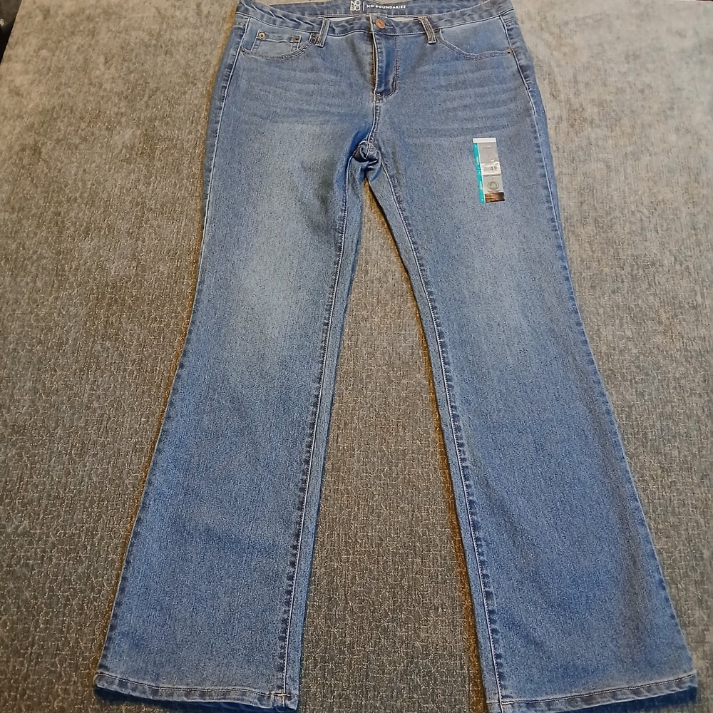 No Boundaries Womens Mid Rise Bootcut Jeans Medium Wash Size 17 NWT